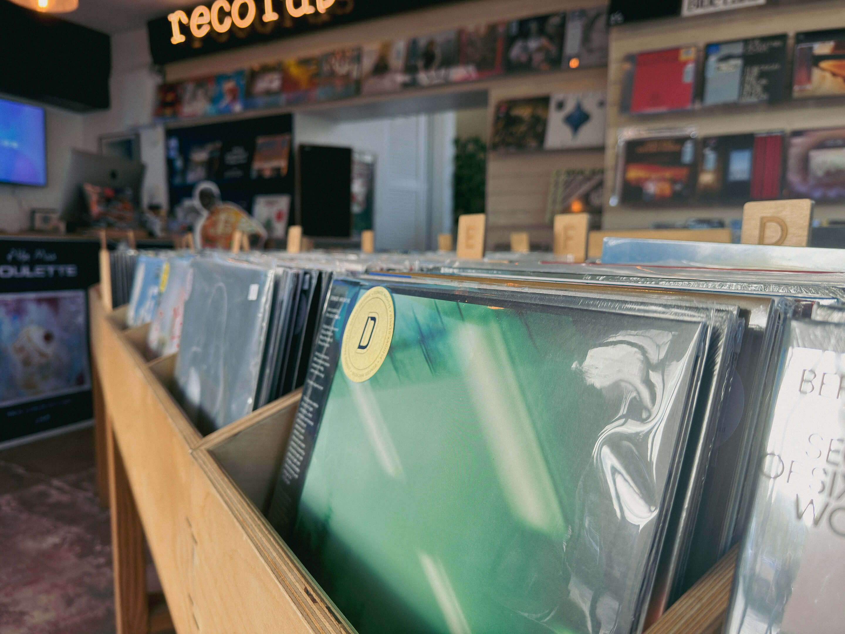 Hüsker Dü, Goldie, Tom Waits, Mac DeMarco, Black Sabbath, The Pogues, Floating Points and The Clientele.